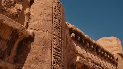 Antiguos-Jeroglíficos-En-La-Pared-Del-Complejo-Del-Templo-De-Philae-En-Primer-Plano.