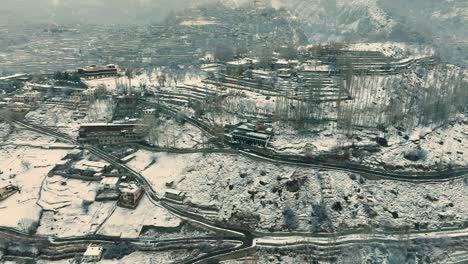 Toma-Aérea-De-Paralaje-De-Nevadas-En-La-Ciudad-De-Karimabad-En-Hunza,-Pakistán