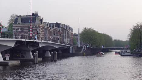 Vista-Del-Canal-De-Amsterdam-En-Un-Día-Soleado