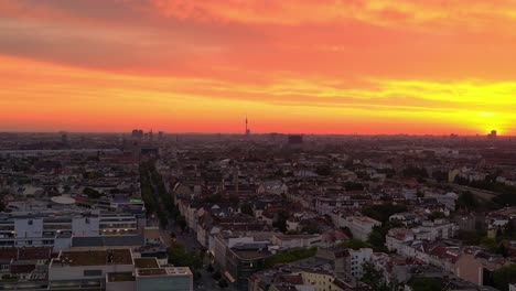 Neuer-Tag-Am-Frühen-Morgen,-Stadt-Berlin-Fernsehturm-Orangefarbener-Himmel-Sonnenaufgang