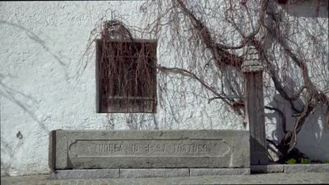 Una-Antigua-Fuente-De-Agua-De-Pueblo-Frente-A-La-Fachada-De-Una-Casa-En-Vill,-Rodeneck---Villa-Di-Rodengo,-Valle-Pustertal,-Tirol-Del-Sur,-Italia