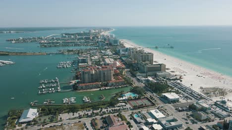 Drohnenaufnahmen-Von-Clearwater-Beach,-Florida-An-Einem-Sonnigen-Tag