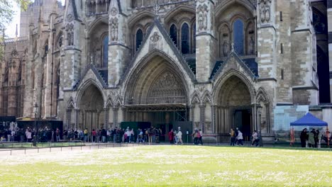 Los-Visitantes-Se-Alinean-Ansiosamente-Para-Entrar-A-La-Abadía-De-Westminster,-Londres,-Inglaterra