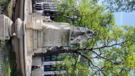 Estatua-De-William-Shakespeare-En-Leicester-Square-En-La-Mañana-Soleada