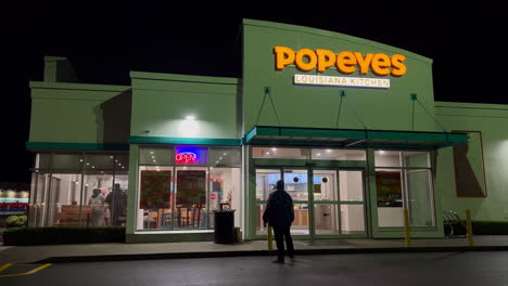 Toma-Nocturna-Del-Escaparate-Del-Restaurante-De-Pollo-Popeyes-Con-Resolución-4k