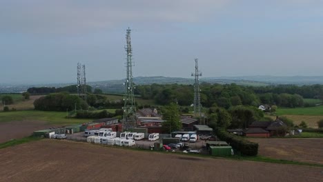 Billinge-Hill-Transmisor-Antena-Torres-Vista-Aérea-Ascendente-Almacenamiento-De-Caravanas-En-La-Parte-Superior-Del-Punto-De-Referencia-De-Manivela-Con-Vistas-A-La-Campiña-De-St-Helens