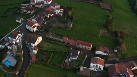 Drohnenaufnahmen-Eines-Kleinen-Europäischen-Dorfes-Mit-Orangefarbenen-Ziegeldächern-Und-Einer-Kirche-Auf-Den-Azoreninseln