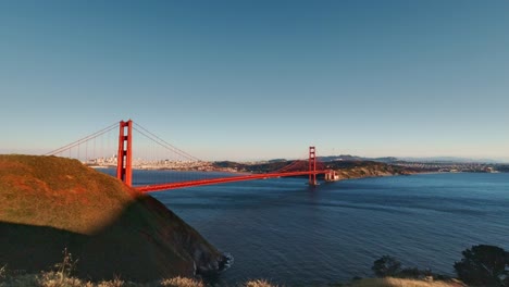 Mirador-Panorámico-Del-Puente-Golden-Gate-Con-Vistas-A-La-Bahía-Del-Pacífico-Con-Cálida-Luz-Solar-Sobre-La-Ciudad-De-San-Francisco,-EE.UU.