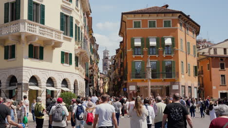 Belebte-Straßen-Von-Verona-Mit-Touristen-An-Einem-Sonnigen-Tag