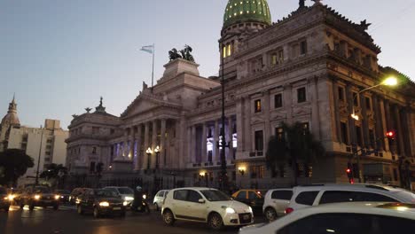 Actividad-De-Tráfico,-Ciudad-De-Buenos-Aires-Argentina-Edificio-Del-Congreso-Coches-Conducen