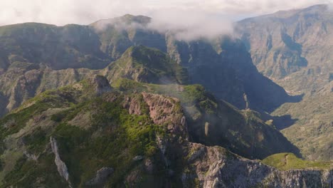 Drohnenflug-über-Die-Berge-Auf-Madeira,-Portugal