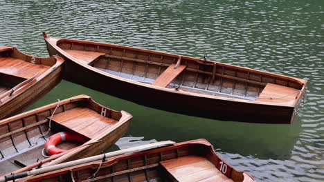 Ruhige-Spiegelungen:-Alpine-Holzboote-Auf-Dem-Wasser