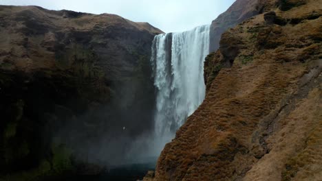 Toma-Baja-Y-Reveladora-De-La-Cascada-De-Skogafoss-En-Islandia.