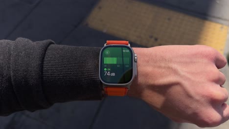 Nuevo-E-Innovador-Apple-Watch-Ultra-Con-Correa-De-Silicona-Naranja-En-La-Muñeca-Masculina