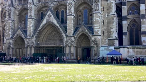 Morgen-Warteschlange-An-Der-Westminster-Abbey-Mit-Touristen-Warten-Unter-Einem-Klaren-Himmel