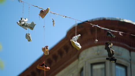 Varios-Pares-De-Zapatillas-Cuelgan-De-Un-Cable-En-Un-Día-Soleado-En-La-Ciudad-De-Nueva-York