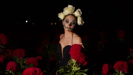 Model-Im-Catrina-Kostüm,-Modeln-In-Der-Nacht-Inmitten-Eines-Samtigen-Blumenfeldes