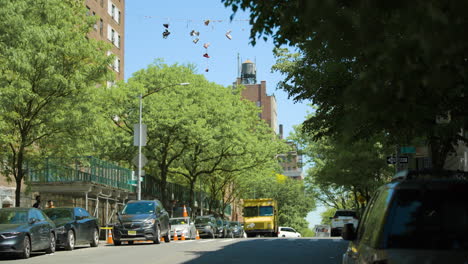 Dos-Jóvenes-Cruzan-La-Calle-En-Harlem,-Nueva-York,-El-Día-De-La-Primavera.