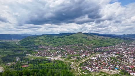 Hyperlapse-Video-Erfasst-Die-Stadtlandschaft-Von-Gura-Humorului,-Rumänien-An-Einem-Sonnigen-Und-Bewölkten-Tag