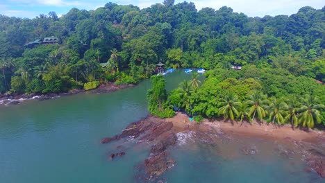 Mit-Blick-Auf-Eine-Kleine-Wasserbucht-Mit-Vielen-Booten,-Die-An-Einem-Sonnigen-Tag-In-Der-Drake-Bay-In-Costa-Rica-Am-Ufer-Festgemacht-Sind