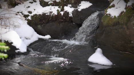 Cascadas-De-Agua-De-Manantial-De-Montaña-Sobre-Roca-En-Cámara-Lenta