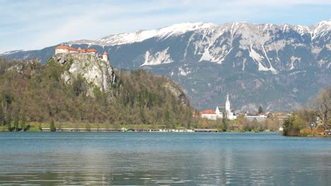 Vista-Panorámica-Del-Castillo-De-Bled,-La-Iglesia-Y-Las-Montañas