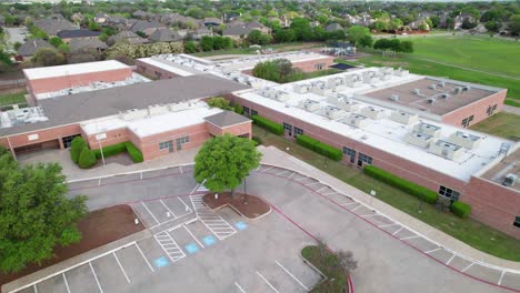 Esta-Es-Una-Filmación-Aérea-De-La-Escuela-Primaria-Prairie-Trail-En-Flower-Mound,-Texas.