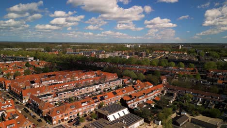 La-Sombra-De-Las-Nubes-Pasa-Sobre-Los-Tejados-Rojos-Del-Complejo-De-Apartamentos-Multifamiliares.