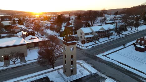 Torre-Del-Reloj-En-Columbia,-Pensilvania-Durante-El-Atardecer-De-Invierno-Con-Nieve