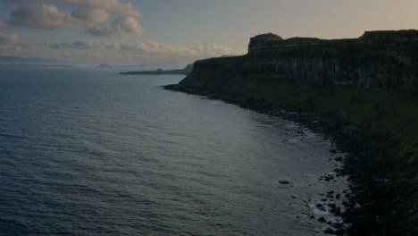 Dolly-En-Vuelo-Cerca-De-Los-Acantilados-Costeros-De-La-Isla-De-Skye-En-Escocia-Mirando-Hacia-El-Mar-Y-El-Cielo-En-El-Horizonte