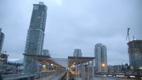 Llegada-Del-Tren-De-Metro-Acercándose-A-La-Estación-En-La-Ciudad-De-Vancouver,-Canadá---Toma-Pov