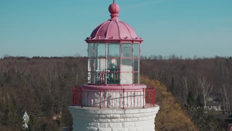 Lebendige-Nahaufnahme-Eines-Historischen-Leuchtturms-Mit-Einer-Roten-Kuppel-An-Einem-Klaren-Tag