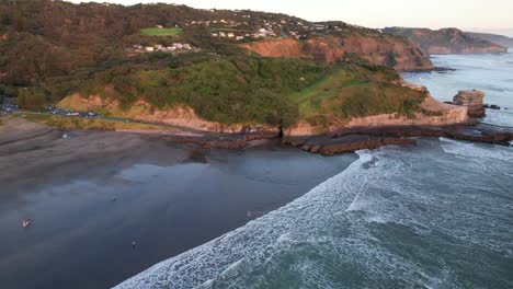 Meereswellen-Am-Muriwai-Beach-Mit-Schwarzem-Sand-In-Auckland,-Neuseeland