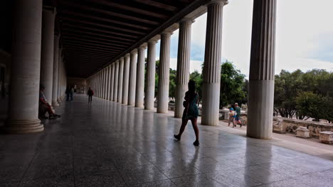 Spaziergang-Durch-Die-Säulenarkaden-Der-Stoa-Des-Attalos-Im-Museum-Der-Antiken-Agora,-Athen,-Griechenland