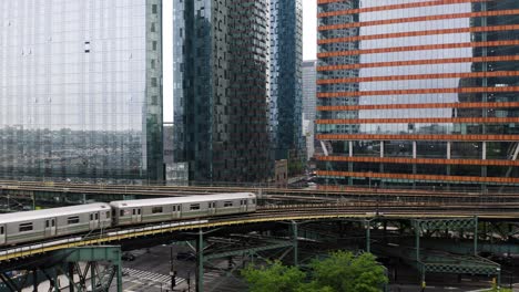 U-Bahn-Zug-Fährt-Auf-Erhöhten-Gleisen-In-New-York-City