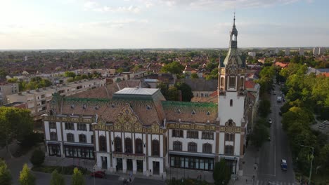 Torre-Adornada-Del-Ayuntamiento,-Ciudad-De-Felegyhaza,-Hungría,-Vista-Aérea.