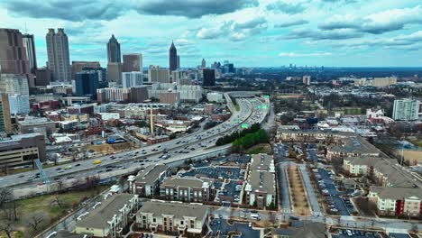 Panoramablick-über-Die-Innenstadt-Von-Atlanta,-Georgia,-Tagsüber---Drohnenaufnahme