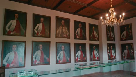 Retratos-Militares-Históricos-En-Marcos-Ornamentados-Exhibidos-En-El-Castillo-De-Trakoscan,-Croacia