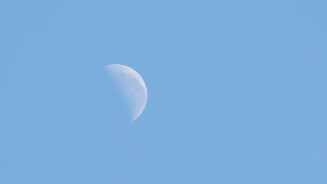 Media-Luna-Durante-El-Día-Cielo-Azul-Claro-Australia,-Victoria,-Gippsland,-Maffra-Tiro-Medio