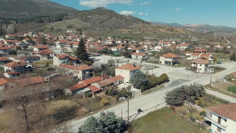 Vuelo-En-órbita-De-Drones,-Sobre-Un-Pueblo-En-Europa,-Colinas-Verdes,-Tejados-Rojos,-Casitas,-Clima-Soleado,-Vídeo-De-4k