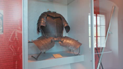 Medieval-body-armor-on-display-in-the-weapon-room-of-Trakošćan-Castle,-Croatia