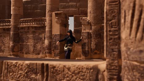 Chica-Con-Pelo-Largo-Y-Negro-Y-Traje-De-Estilo-Egipcio-En-El-Complejo-Del-Templo-De-Philae.