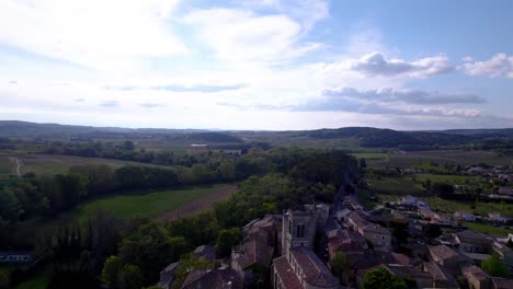 Vista-Aérea-Sobre-El-Pequeño-Pueblo-Francés-De-Tresques-En-El-Sur-De-Francia