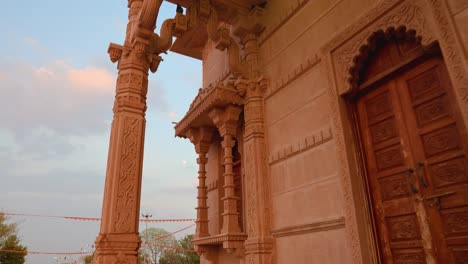 Templo-Hindú-Artístico-Con-Un-Espectacular-Cielo-Al-Atardecer-Desde-Una-Perspectiva-única