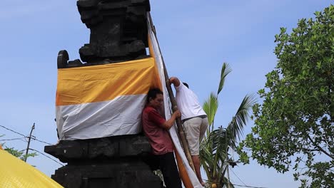 Balinesische-Hindus-Bereiten-Sich-Auf-Das-Gebet-In-Ihrem-Tempel-In-Pekalongan-Vor,-Indonesien,-22.-März-2023