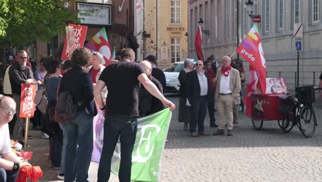 Manifestación-Pública-Por-La-Distribución-De-La-Riqueza-Con-Coloridas-Pancartas