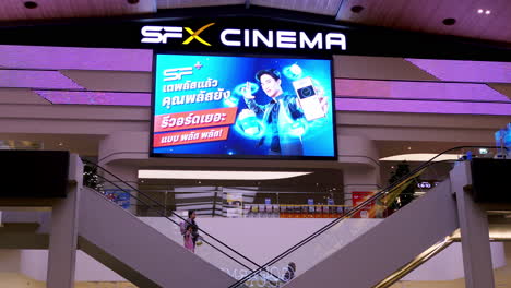 Los-Cinéfilos-Subiendo-Y-Bajando-Por-Una-Sala-De-Cine-Dentro-De-Un-Centro-Comercial-En-El-Centro-De-Bangkok,-Tailandia