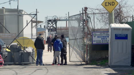 Guardias-De-Prisión-De-Nueva-York-En-La-Puerta-Del-Ferry-Al-Cementerio-Público-De-Hart-Island