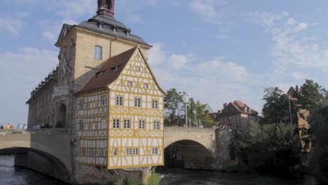 Schwenk-Up-Aufnahme-Der-Berühmten-Alten-Mainbrücke-Und-Des-Historischen-Würzburger-Rathauses-An-Einem-Sonnigen-Tag