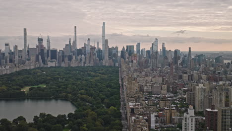 Vuelo-Aéreo-Con-Drones-V241-De-Nueva-York-Que-Captura-El-Parque-Central,-El-Barrio-Residencial-Del-Upper-West-Side-Y-El-Paisaje-Urbano-Del-Centro-De-Manhattan-En-El-Horizonte---Filmado-Con-Inspire-3-8k---Septiembre-De-2023